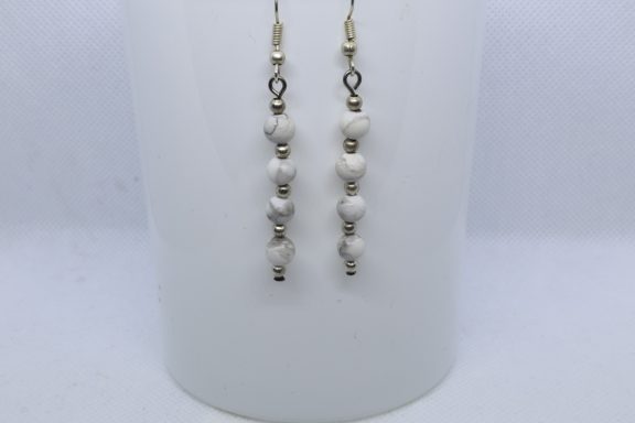  4 Witte kralen 6MMmet grijszwarte bibber streepjes met zilverkleurige kraaltjes ertussen aan een oor haakje