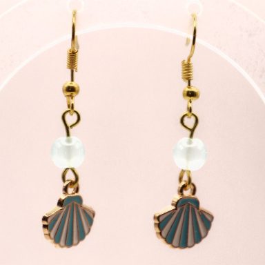 Geëmailleerd schelpje oorbel met blauw en witte streepjes  en een blauwe  glaskraal.