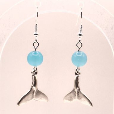 Dolfijnen staart oorbel met Aqua blauwe glaskraal.