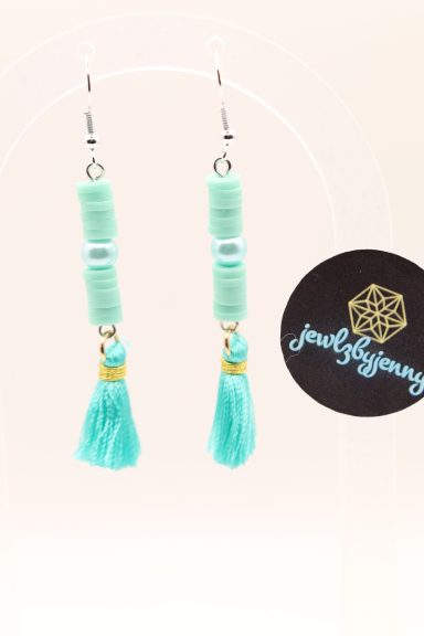 Katsuki kralen met een parel ertussen en een kwastje eraan gemaakt tot oorbellen.