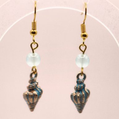 Schelpje oorbel met licht aqua blauwe glaskralen.
