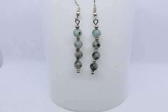 4 Blauw groenige  met grijze vlekjes kralen 6MM met zilverkleurige kraaltjes ertussen aan een oor haakje