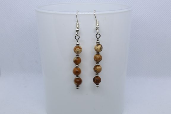 4 bruin met zwarte streepjes(landschappen) met zilverkleurige kraaltjes er tussen aan een oor haakje