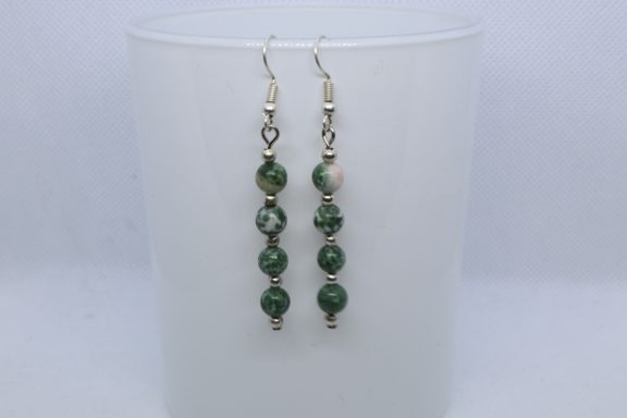 4 Groen wit gevlekte kralen 6MM (boom agaat)  met zilverkleurige kraaltjes ertussen aan een oor haakje 