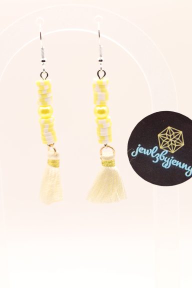 Katsuki kralen met een parel ertussen en een kwastje eraan gemaakt tot oorbellen.