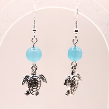 Zeeschildpad oorbel met Aqua blauwe glaskraal.