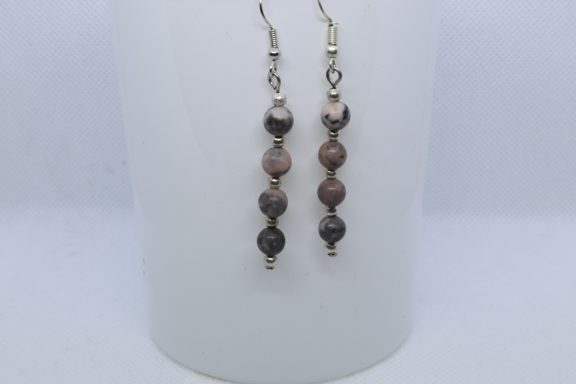 4 Licht roze met grijs gevlekte kralen 6MM met zilverkleurige kraaltjes ertussen aan een oor haakje