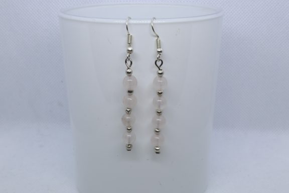 4 Licht roze kraal 6mm met zilverkleurige kraaltjes ertussen aan een oor haakje