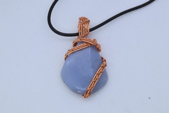 Vrije vorm blauwe steen vervaardigd in koperkleurig koperdraad met choker ketting