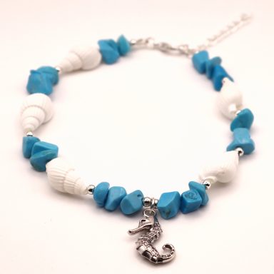 Enkel sieraad met zeepaardje bedel zilverkleurig en met witte schelpen en turquoise steentjes.