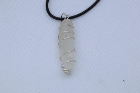 Berg kristal punt vervaardigd met zilverkleurig koper draad en choker ketting