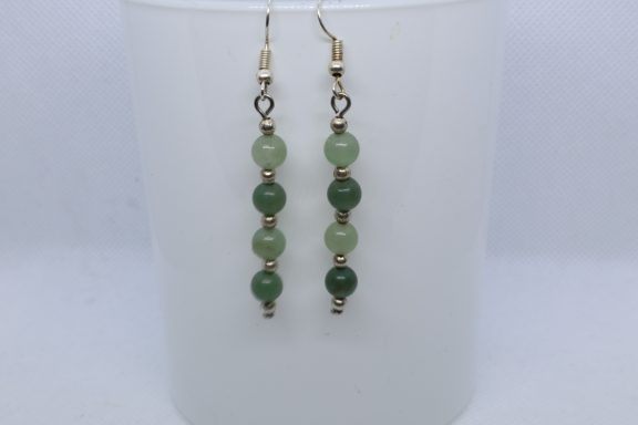 4 Groene Aventurijn kralen met zilverkleurige kralen ertussen aan een zilverkleurige oor haakje