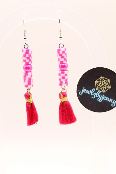 Katsuki kralen met een parel ertussen en een kwastje eraan gemaakt tot oorbellen.