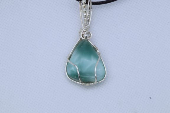 Groen/blauwige steen vervaardigd met zilverkleurig koperdraad met choker ketting