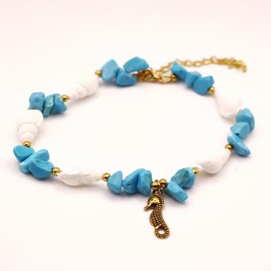 Enkel sieraad met zeepaardje bedel goudkleurig en met witte schelpen en turquoise steentjes.