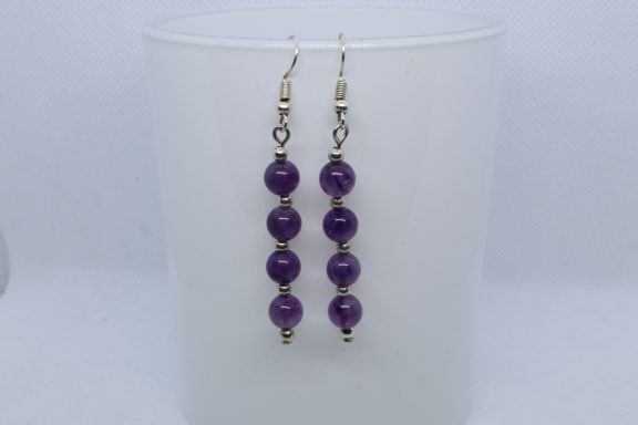 4 Paarse kralen 6MM met zilverkleurige kraaltjes ertussen aan een oor haakje