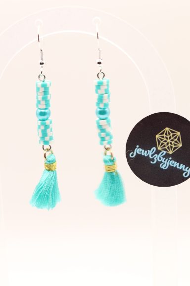 Katsuki kralen met een parel ertussen en een kwastje eraan gemaakt tot oorbellen.