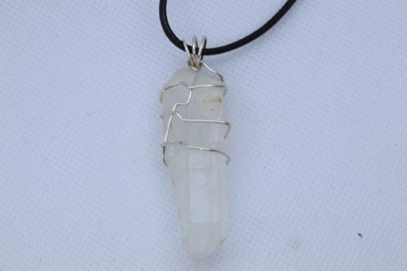 Berg kristal punt vervaardigd met zilverkleurig koperdraad met een choker ketting