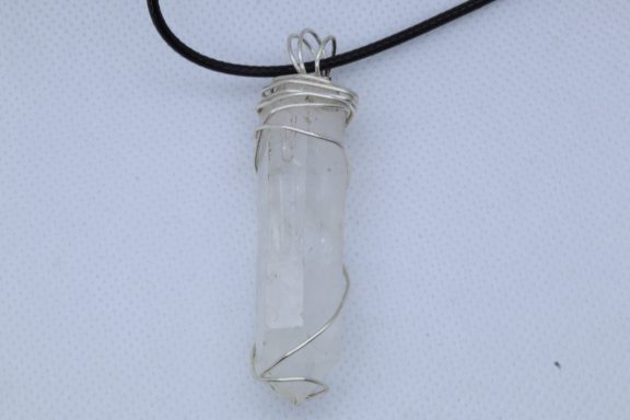 Bergkristal punt vervaardigd met zilverkleurig koperdraad en een choker ketting