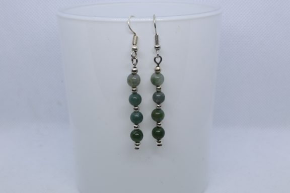  4 Groenige kralen 6MM met zilverkleurige kraaltjes ertussen aan een oor haakje