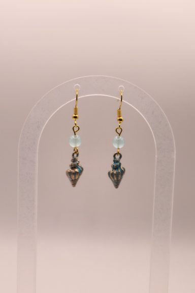 Schelpje met Aqua blauwe glaskralen.