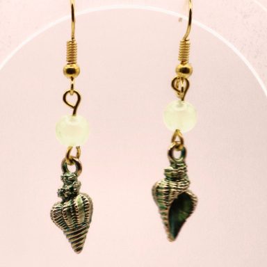 Schelpje oorbel met zeeschuim groen glaskraal.