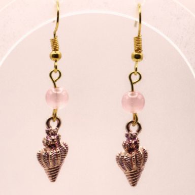 Schelpje oorbel met Axolotl roze glaskraal.