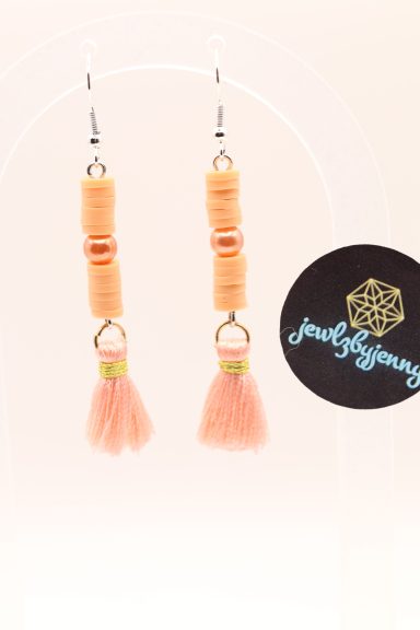 Katsuki kralen met een parel ertussen en een kwastje eraan gemaakt tot oorbellen.