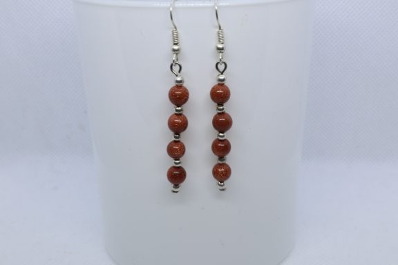 Rode goudsteen kralen 6MM met zilverkleurige kraal ertussen met oor haakje