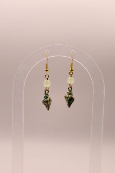 Schelpje met zeeschuim groen glaskraal.