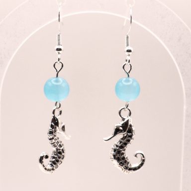 Zeepaardje oorbel met Aqua blauwe glaskraal.